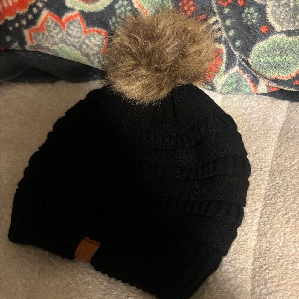 Elegant Black Knit Beanie with Faux Fur Pom-Pom